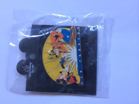 Mickey and Goofy Pin Trading Slider